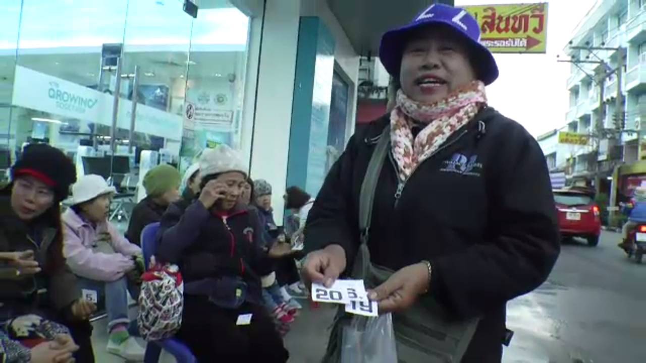 ผู้ค้าสลากฯ ภาคเหนือ รอข้ามคืนซื้อสลากผ่านตู้เอทีเอ็ม