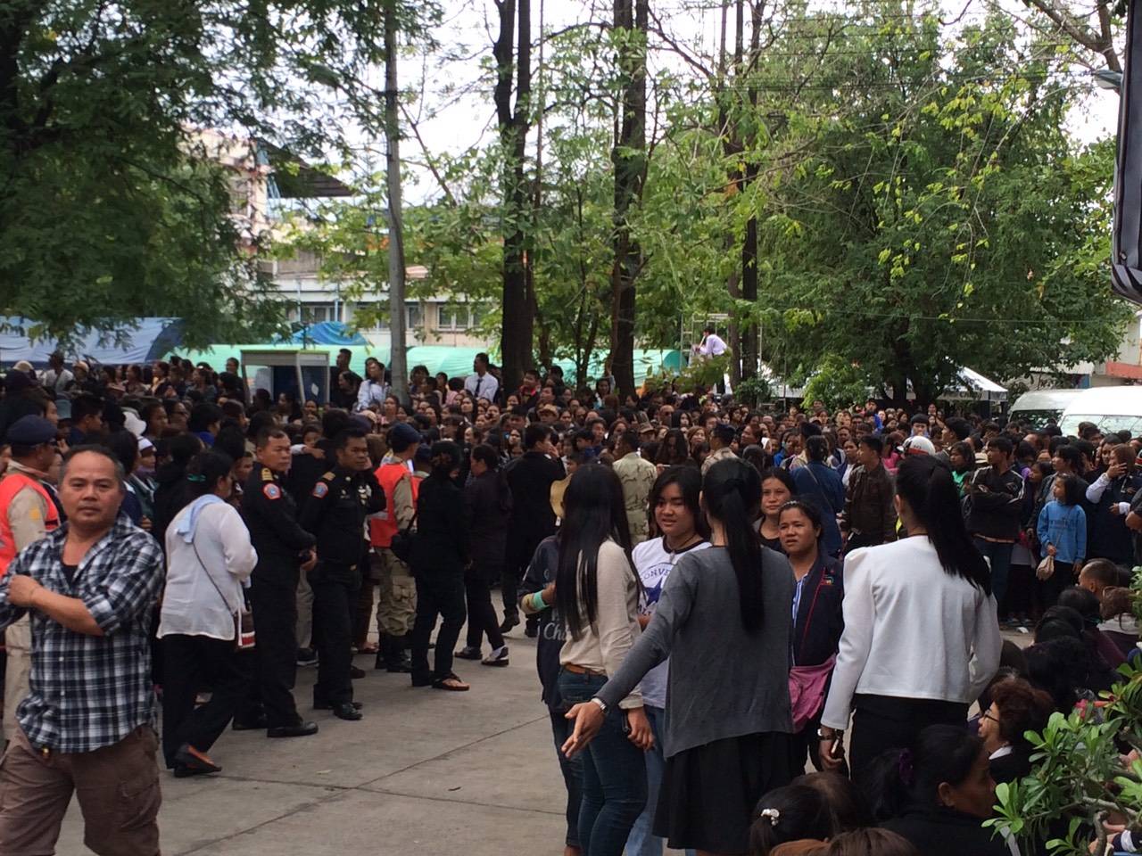 ประชาชนนับหมื่น ร่วมงานพระราชทานเพลิงศพ "ปอ ทฤษฎี"