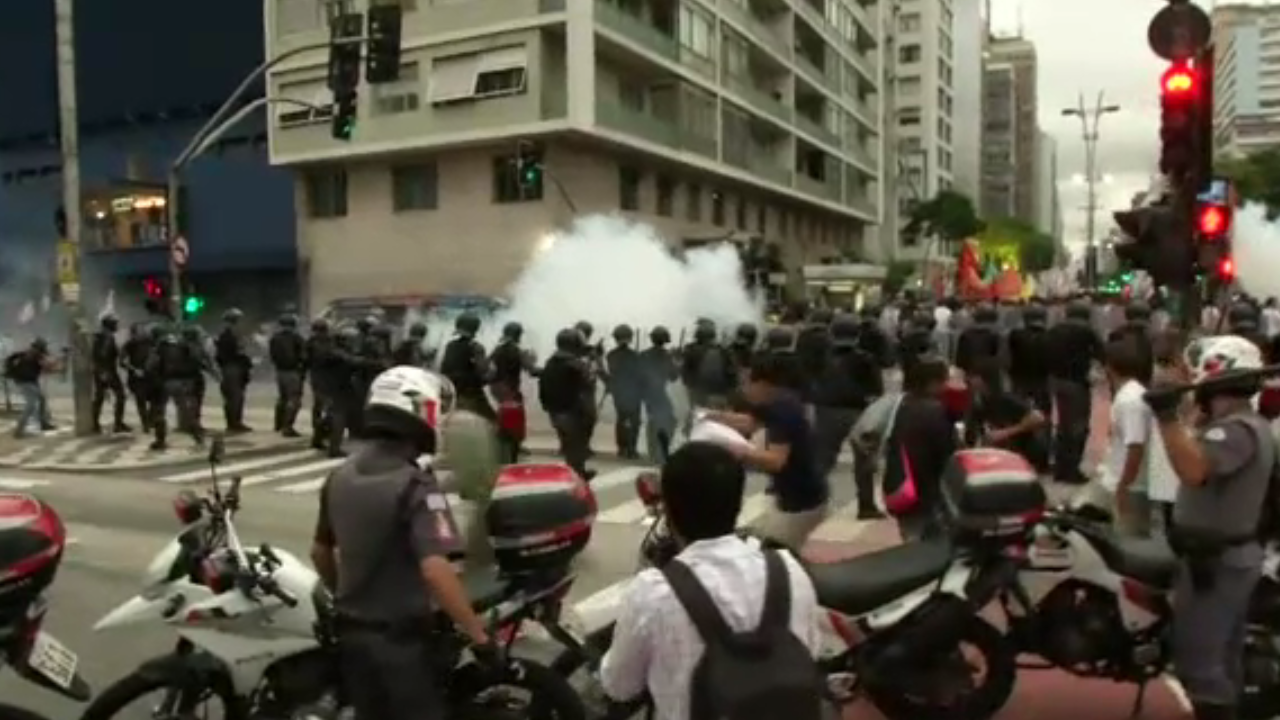 ตำรวจบราซิลยิงแก๊สน้ำตาสลายการชุมนุมประท้วงขึ้นค่าโดยสารสาธารณะ