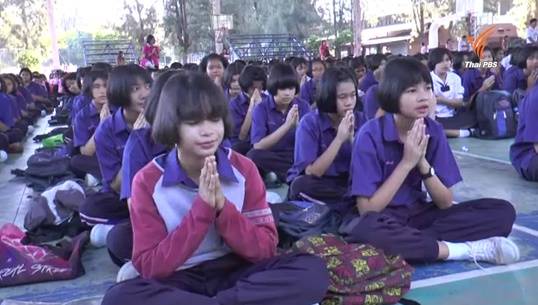 ครู-นักเรียน ร.ร.บุรีรัมย์พิทยาคม ร่วมสวดมนต์ให้ "ปอ ทฤษฎี" หายป่วย