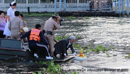 "ในหลวง-ราชินี" โปรดเกล้าฯ ให้เชิญพระประทีปไปลอยในแม่น้ำเจ้าพระยา