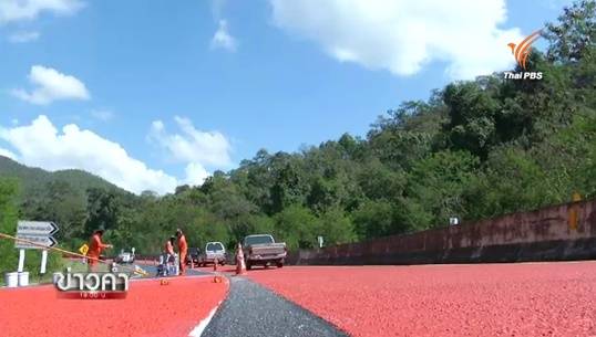 แขวงทางหลวงเชียงใหม่ยันทาถนนสีแดงเพิ่มแรงเสียดทาน-เตือนใจผู้ขับขี่ ชี้ลดอุบัติเหตุได้จริง