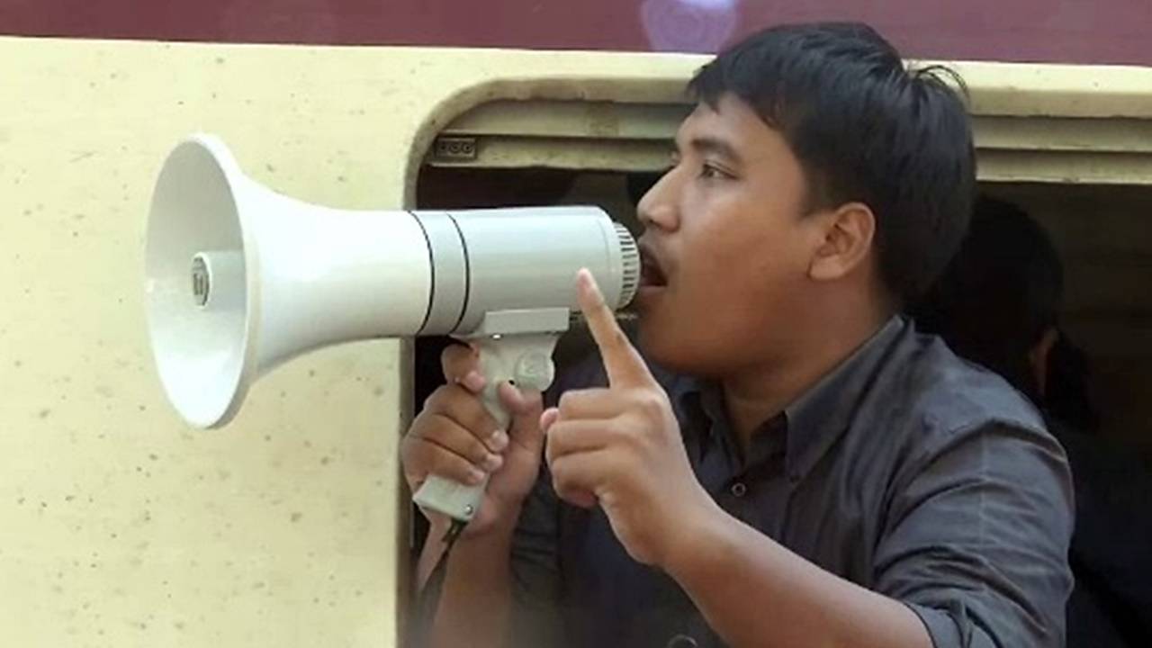 นศ.-ปชช.กลุ่มประชาธิปไตยศึกษาขอเลื่อนรับทราบข้อหา