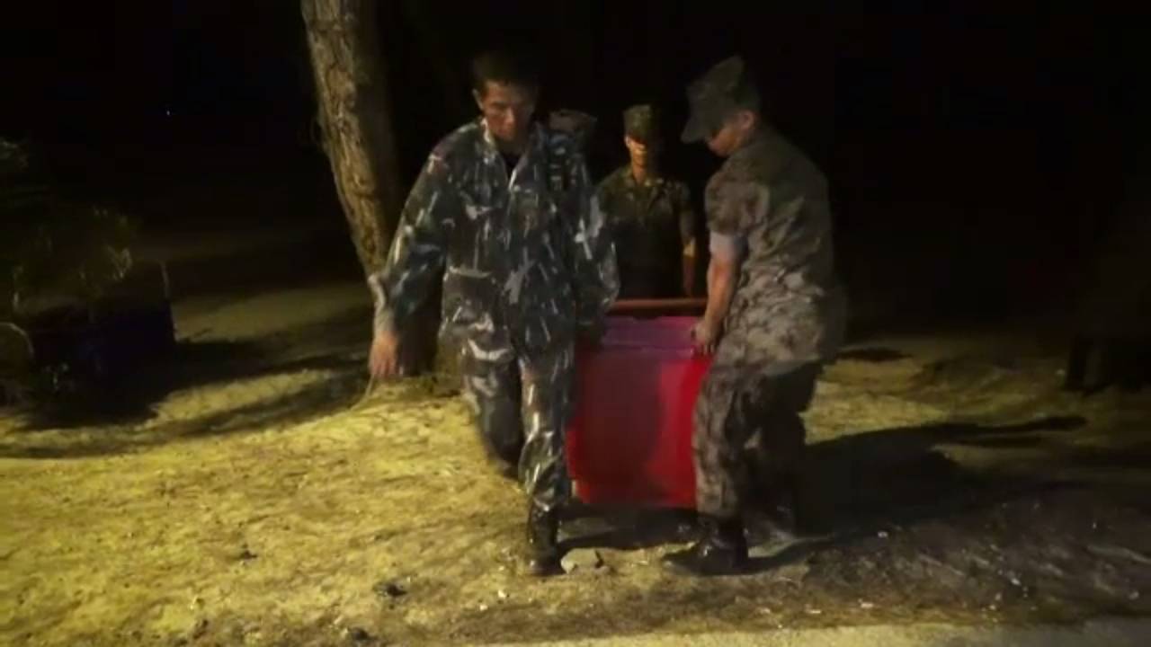 ทหารปฏิบัติการทวงคืนหาดแม่รำพึง ระยอง รื้อร้านค้ารุกล้ำพื้นที่ช่วงกลางดึก