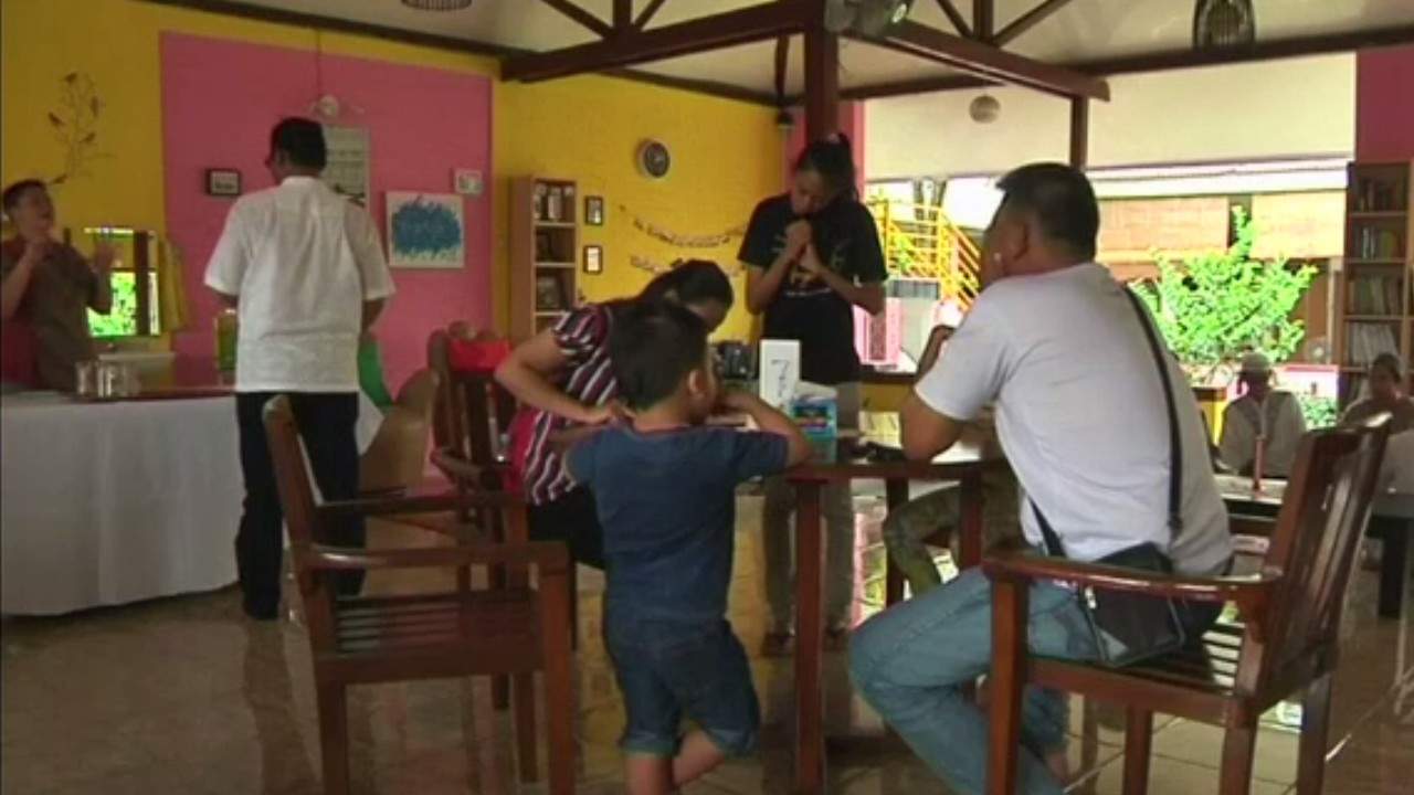 ร้านอาหารในอินโดฯจ้างผู้บกพร่องทางการได้ยินเป็น พนง.เสิร์ฟ-พ่อครัว