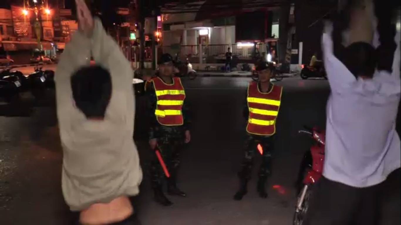 ตร.ราชบุรี กวดขันวินัยจราจร ลงโทษวัยรุ่นกระโดดตบ 100 ครั้ง เหตุไม่พกใบขับขี่