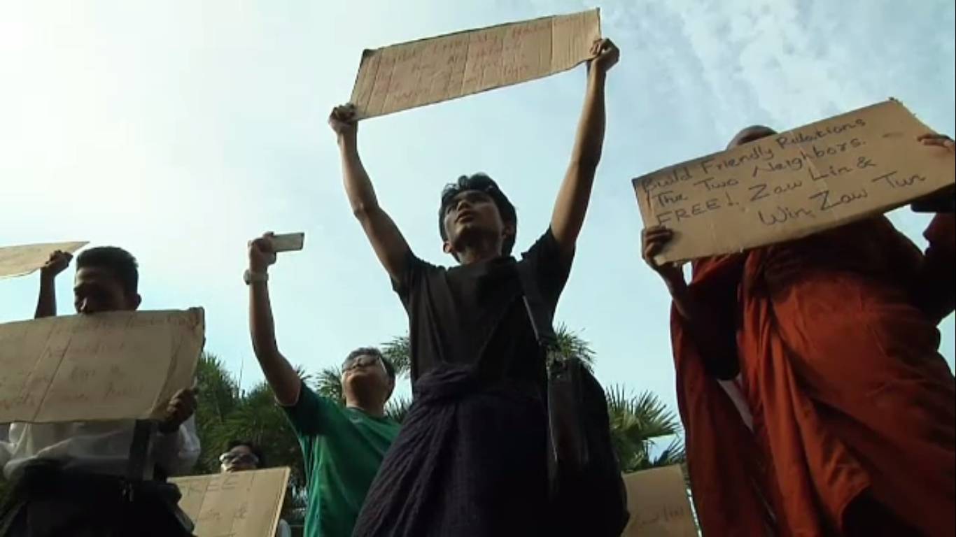 ชาวเมียนมานัดประท้วงคำตัดสินคดีฆ่านักท่องเที่ยว หน้าสถานทูตไทยในย่างกุ้ง วันนี้