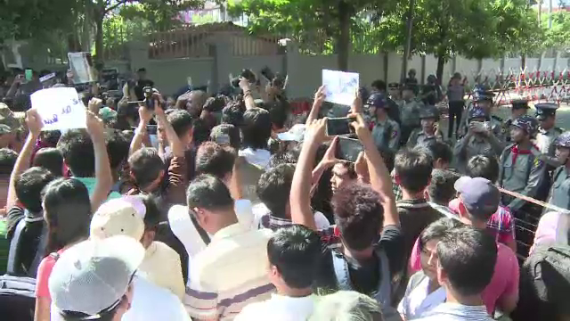 ชาวเมียนมาประท้วงหน้าสถานทูตไทยในย่างกุ้ง ไม่พอใจคำตัดสินประหารชีวิตคดีเกาะเต่า