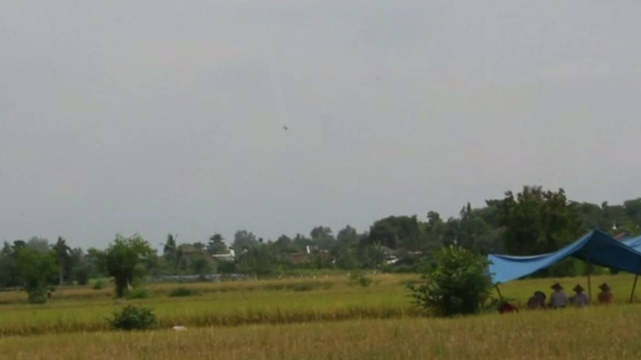 เครื่องบินรบอินโดนีเซียตกขณะแสดงการบินผาดโผนใกล้เกาะชวา