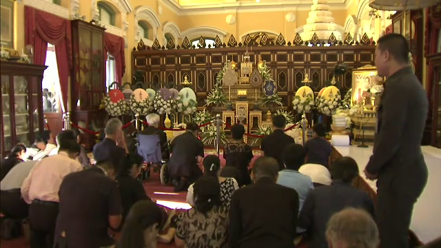 พุทธศาสนิกชนร่วมสักการะพระอัฐิและพระสรีรางคารวันสุดท้าย