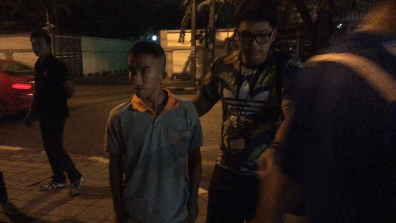 กลุ่มเพื่อนพา "ธเนตร" ผู้ต้องหาเผยแพร่ผังราชภักดิ์ไปพบแพทย์ หลังถูกปล่อยตัวชั่วคราว