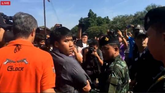 ทหารปล่อยตัวผู้ร่วมกิจกรรม "นั่งรถไฟไปอุทยานราชภักดิ์" หลังคุมตัวนานเกือบ 10 ชม.