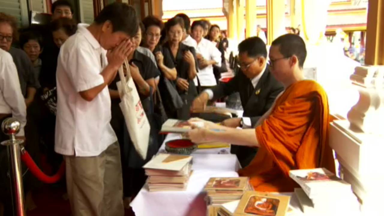 พุทธศาสนิกชนทั้งไทย-ต่างประเทศเข้ารับหนังสือบวรธรรมบพิตรเป็นที่ระลึก