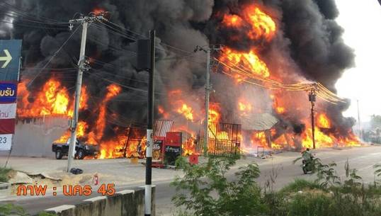 เหตุเพลิงไหม้ "ร้านขายยาง" เขตภาษีเจริญ เสียชีวิต 1 อาสาช่วยดับไฟตกหลังคาเจ็บ 1