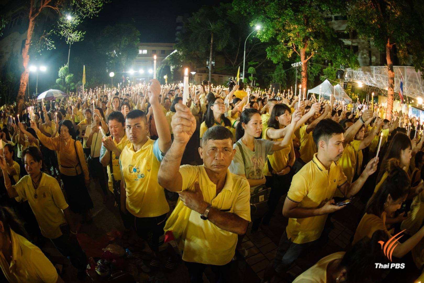 พสกนิกรชาวไทยร่วมจุดเทียนน้อมรำลึกในพระมหากรุณาธิคุณ ในหลวง รัชกาลที่ 9