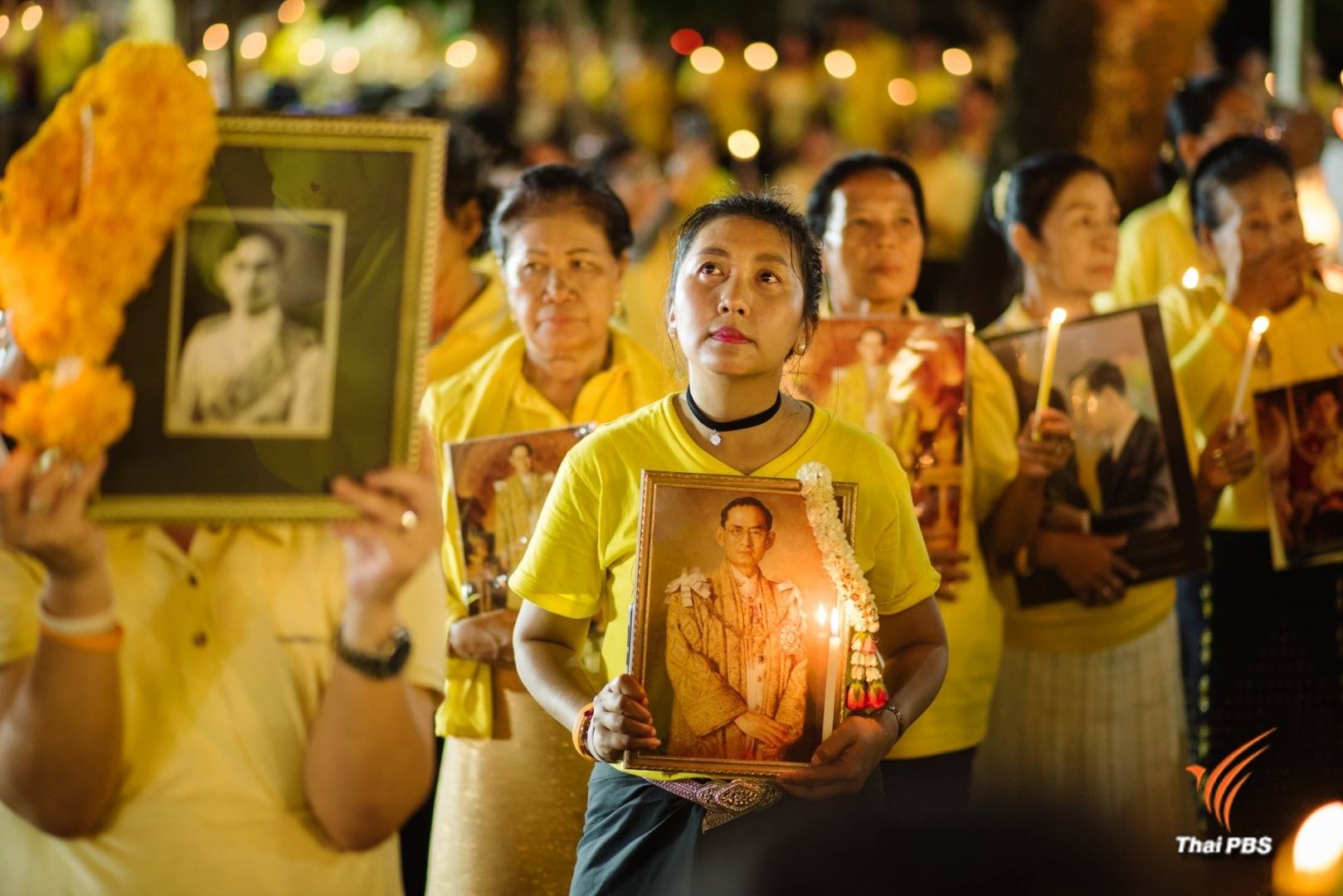 พสกนิกรชาวไทยร่วมจุดเทียนน้อมรำลึกในพระมหากรุณาธิคุณ ในหลวง รัชกาลที่ 9 