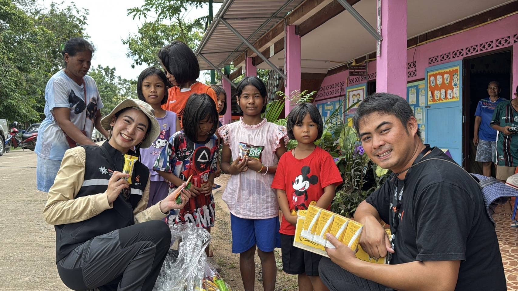 ไทยพีบีเอสลงพื้นที่ ส่งมอบของบริจาคถึงมือผู้อพยพ จ.สุรินทร์ | Thai PBS News ข่าวไทยพีบีเอส ภาพประกอบข่าว: ไทยพีบีเอสลงพื้นที่ ส่งมอบของบริจาคถึงมือผู้อพยพ จ.สุรินทร์ | Thai PBS News ข่าวไทยพีบีเอส