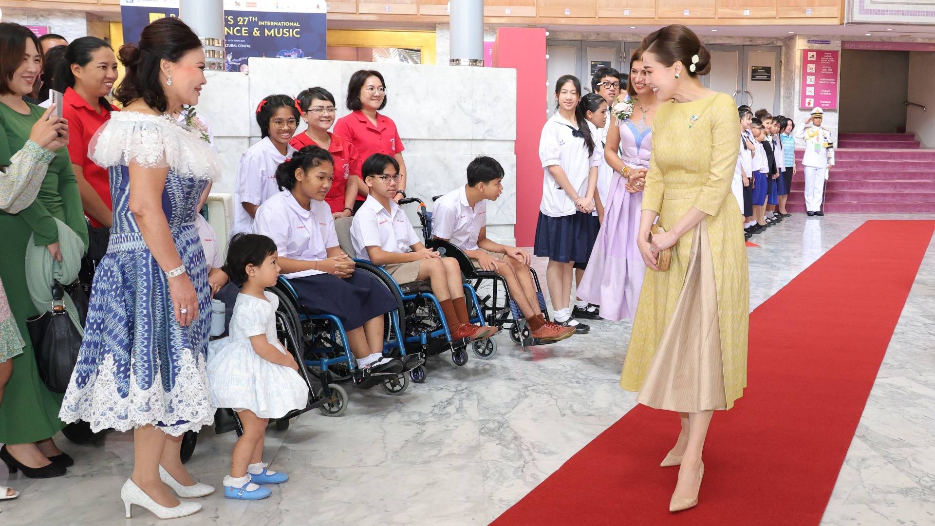 “พระราชินี” ทอดพระเนตรการแสดงบัลเลต์จากสหพันธรัฐรัสเซีย