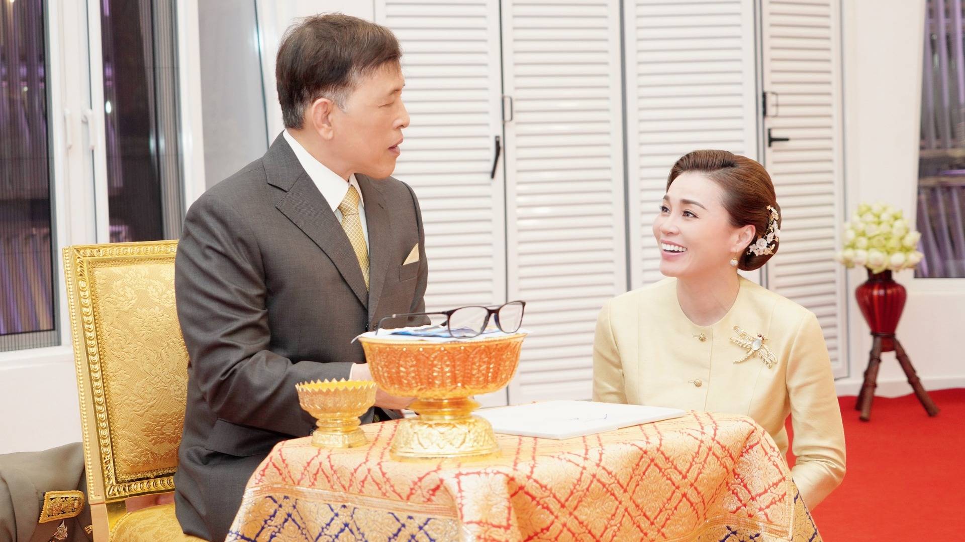 “ในหลวง-พระราชินี” ทรงเปิดอุโบสถกลางน้ำ วัดเกาะแก้ว กับถวายพระพุทธนวราชบพิตร แด่พระราชญาณวัชรชิโนภาส วัดป่านาโสกฮัง จ.อำนาจเจริญ