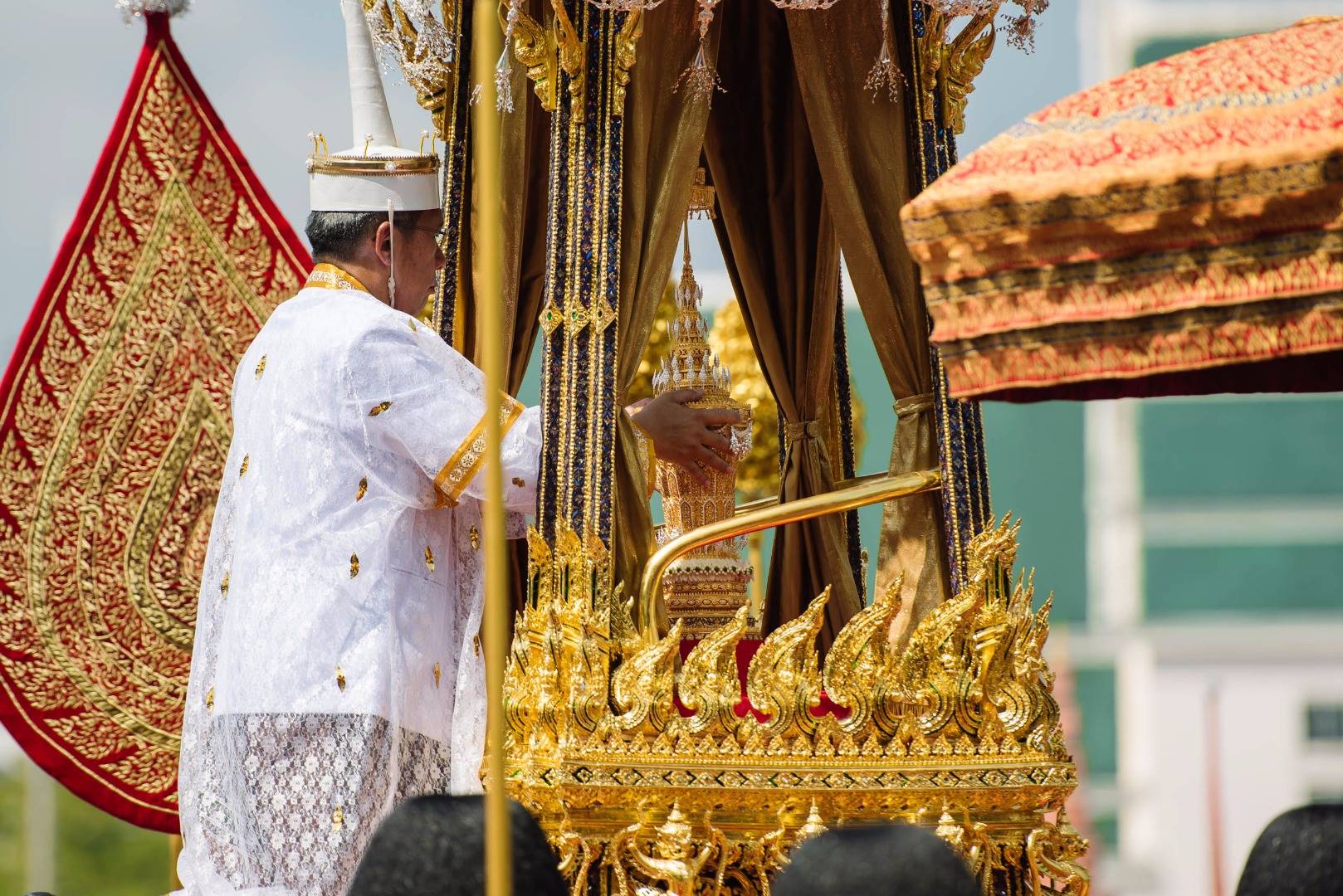 "สมเด็จพระเจ้าอยู่หัว" เสด็จฯ พระราชพิธีเก็บพระบรมอัฐิ