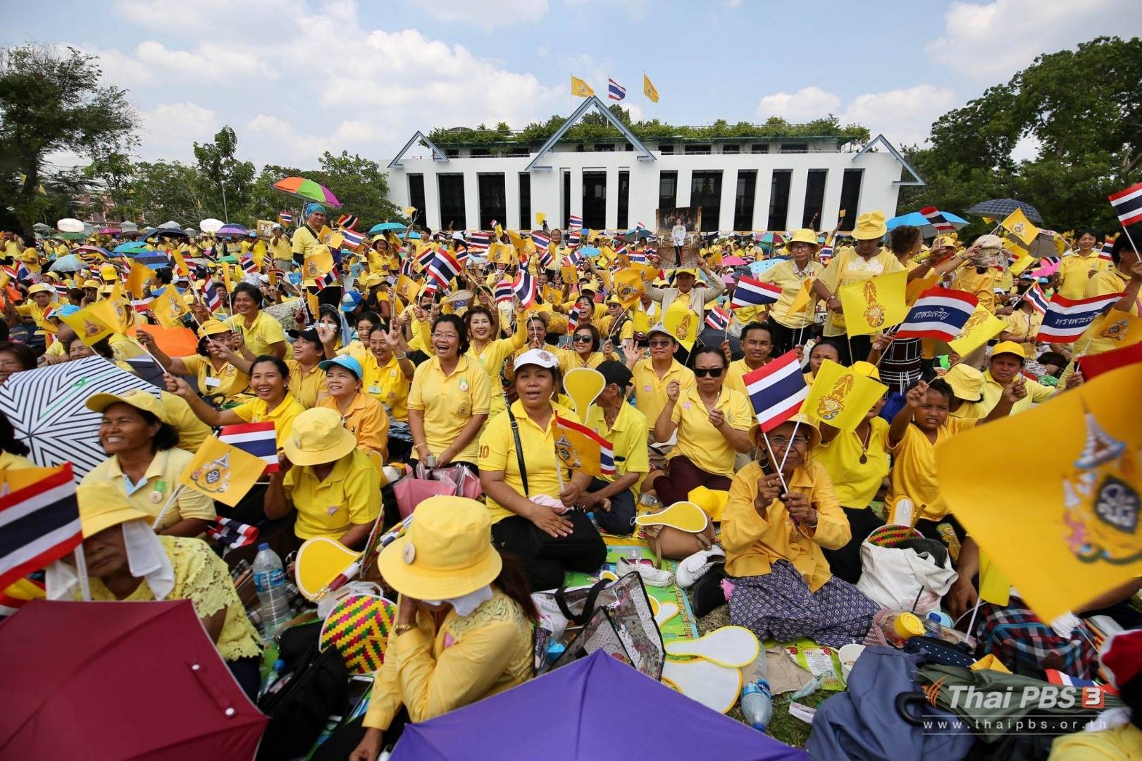 ประชาชนรอเฝ้าฯ เสด็จออกสีหบัญชร