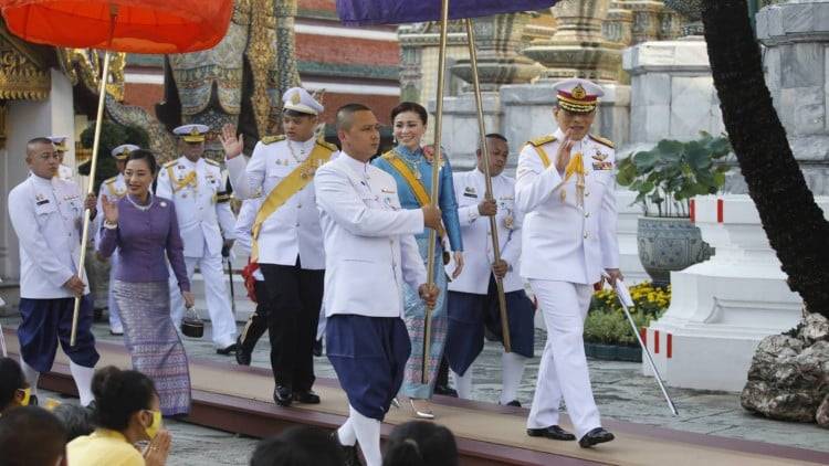 "ในหลวง-พระราชินี" ทรงบำเพ็ญพระราชกุศลตั้งเปรียญ เนื่องในวันวิสาขบูชา