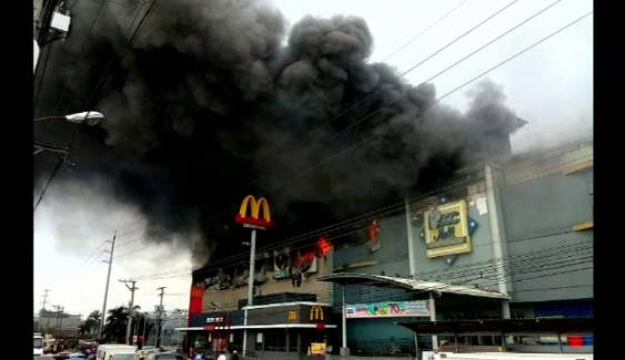 "ดูเตอร์เต" ลงพื้นที่เหตุเพลิงไหม้ห้างเมืองดาเวา เสียชีวิต 37 คน