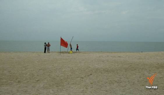 ปักธงแดง "หาดชะอำ" เตือนห้ามเล่นน้ำ   