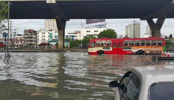 ถนน ”กรุงเทพ” อ่วมหลายเส้นทาง หลังฝนตกนาน 6 ชั่วโมง - กทม.เร่งระบายน้ำ 