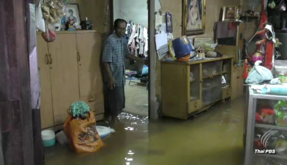 ชาวอำเภอเมืองตรัง ขนของขึ้นที่สูง หลังน้ำท่วมหลายจุดจากฝนตกนาน 6 ชั่วโมง 