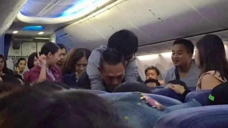 ชื่นชมกู้ภัยสุราษฎร์ธานี ช่วยผู้โดยสารป่วยบนเครื่องบิน