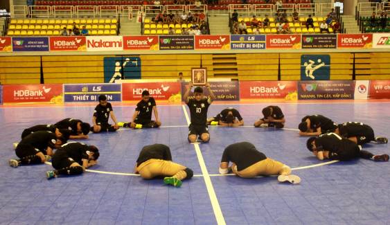ทีมฟุตซอลชายทีมชาติไทยก้มลงกราบสนามแสดงความอาลัยแด่ในหลวง รัชกาลที่ 9 