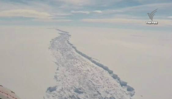 ภูเขาน้ำแข็งยักษ์แยกตัวในแอนตาร์กติกา