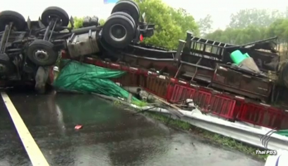 รถเสียหลักพุ่งชนกัน 5 คันรวด เหตุฝนตกหนักที่มณฑลเจียงซู