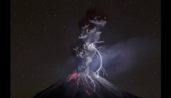 ภาพ "ฟ้าผ่าภูเขาไฟ" คว้ารางวัลภาพถ่ายท่องเที่ยวแห่งปี 2017 