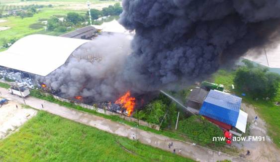  เกิดเหตุไฟไหม้โรงงานรีไซเคิล จ.ชลบุรี จนท.เร่งคุมเพลิง  