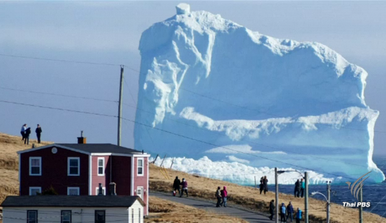 ตะลึง "ภูเขาน้ำแข็งยักษ์" ลอยใกล้ชายฝั่งแคนาดา