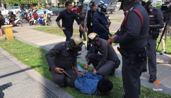 ชายถือมีดวิ่งเข้าไทยพีบีเอส ตำรวจรวบตัวทันควัน