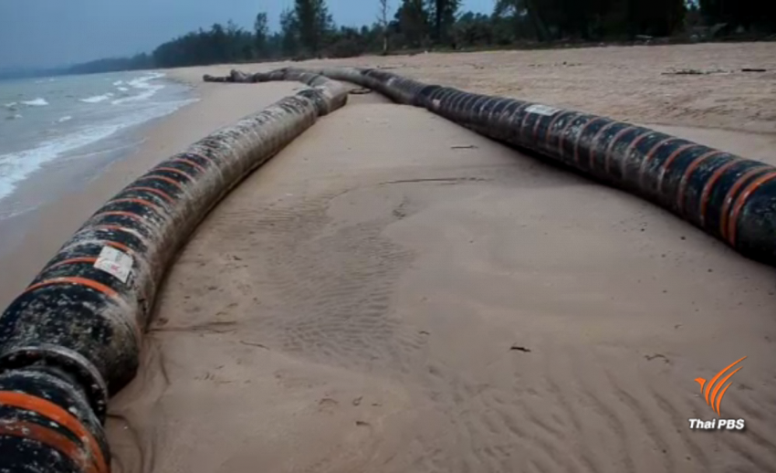 คลื่นซัดท่อยางขนาดใหญ่ยาว 150 เมตร เกยชายหาด จ.ชุมพร