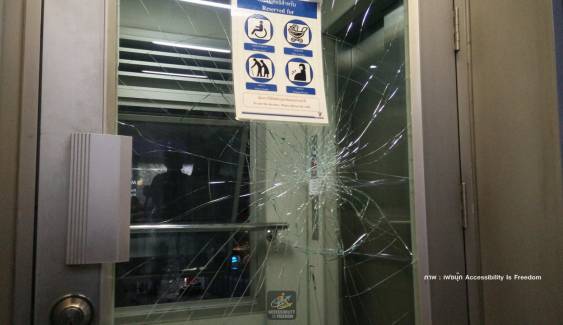 ทุบกระจกลิฟต์ " บีทีเอส" ประท้วงถูกล็อก รอนสิทธิคนพิการ 