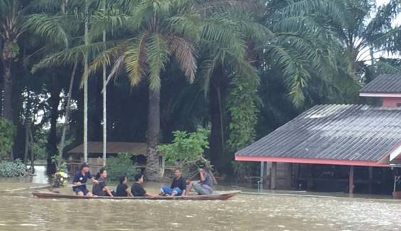 อ.พุนพิน จ.สุราษฎร์ธานี น้ำท่วมสูงหลายตำบล กรมอุตุฯ เตือนภาคใต้ฝนตกหนักถึง 25 ม.ค.นี้ 