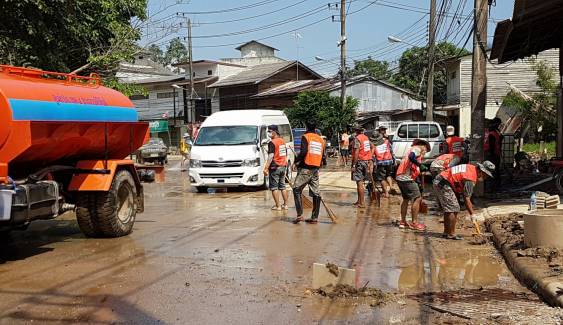 เจ้าหน้าที่เร่งทำความสะอาดพื้นที่ อ.บางสะพาน จ.ประจวบฯ