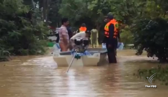 ทหารช่วยผู้ประสบอุทกภัยใน อ.ไชยา จ.สุราษฎร์ธานี หลังออกจากหมู่บ้านไม่ได้