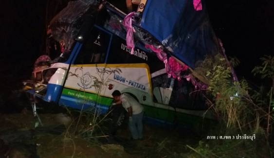 เกิดเหตุรถทัวร์ รถตู้ รถกระบะชนกัน บนถนนสาย 304 จ.ปราจีนบุรี  เสียชีวิต 1 เจ็บ 30 