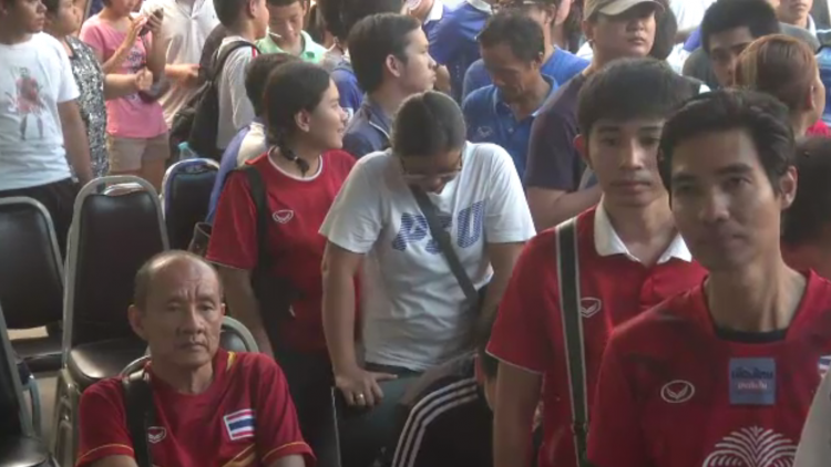 แฟนบอลแห่ซื้อเสื้อทีมชาติไทยฉลอง 100 ปีจนขายหมดภายในครึ่งชั่วโมง