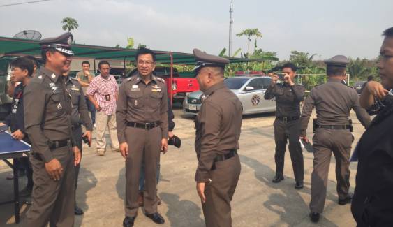 ตำรวจ-ทหารสนธิกำลังตรวจค้นบ้านผู้มีอิทธิพลย่านฝั่งธนบุรี หลังปล่อยเงินกู้นอกระบบ 