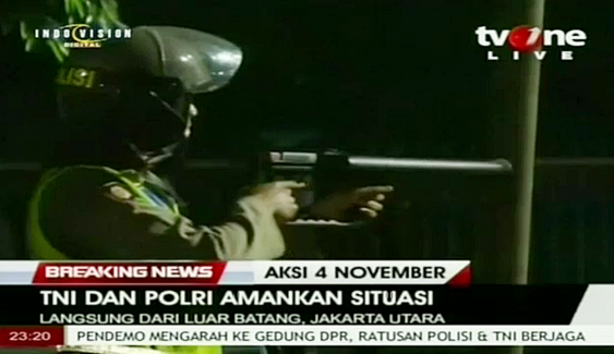 ตร.อินโดนีเซียปะทะเดือดผู้ชุมนุมชาวมุสลิม ตาย 1 เจ็บหลายสิบคน