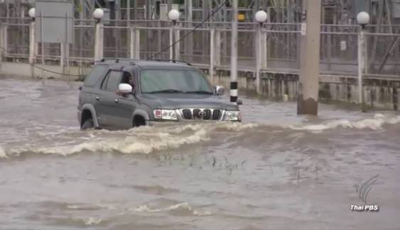 อ่วม! ถนนเมืองเพชรบุรี น้ำท่วมขัง-รถเล็กสัญจรไม่ได้ 