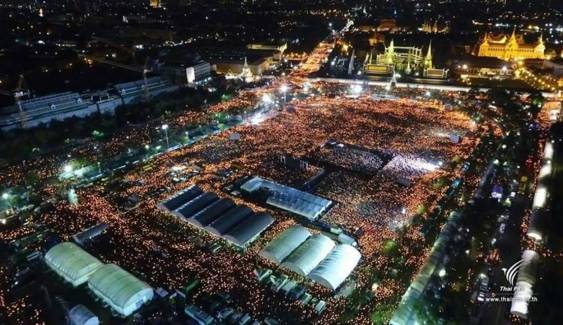 ตระการตา! ขับร้องสด "สรรเสริญพระบารมี" รอบสุดท้าย เปลวเทียนเรือนแสนโชนแสงไสวทั่วสนามหลวง 