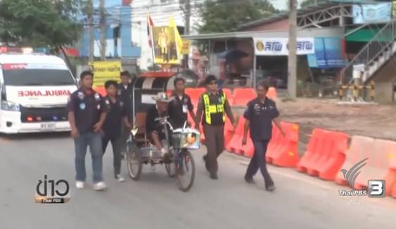 ชายพิการเดินทางด้วยรถสามล้อจากบุรีรัมย์ เพื่อมาแสดงความอาลัย